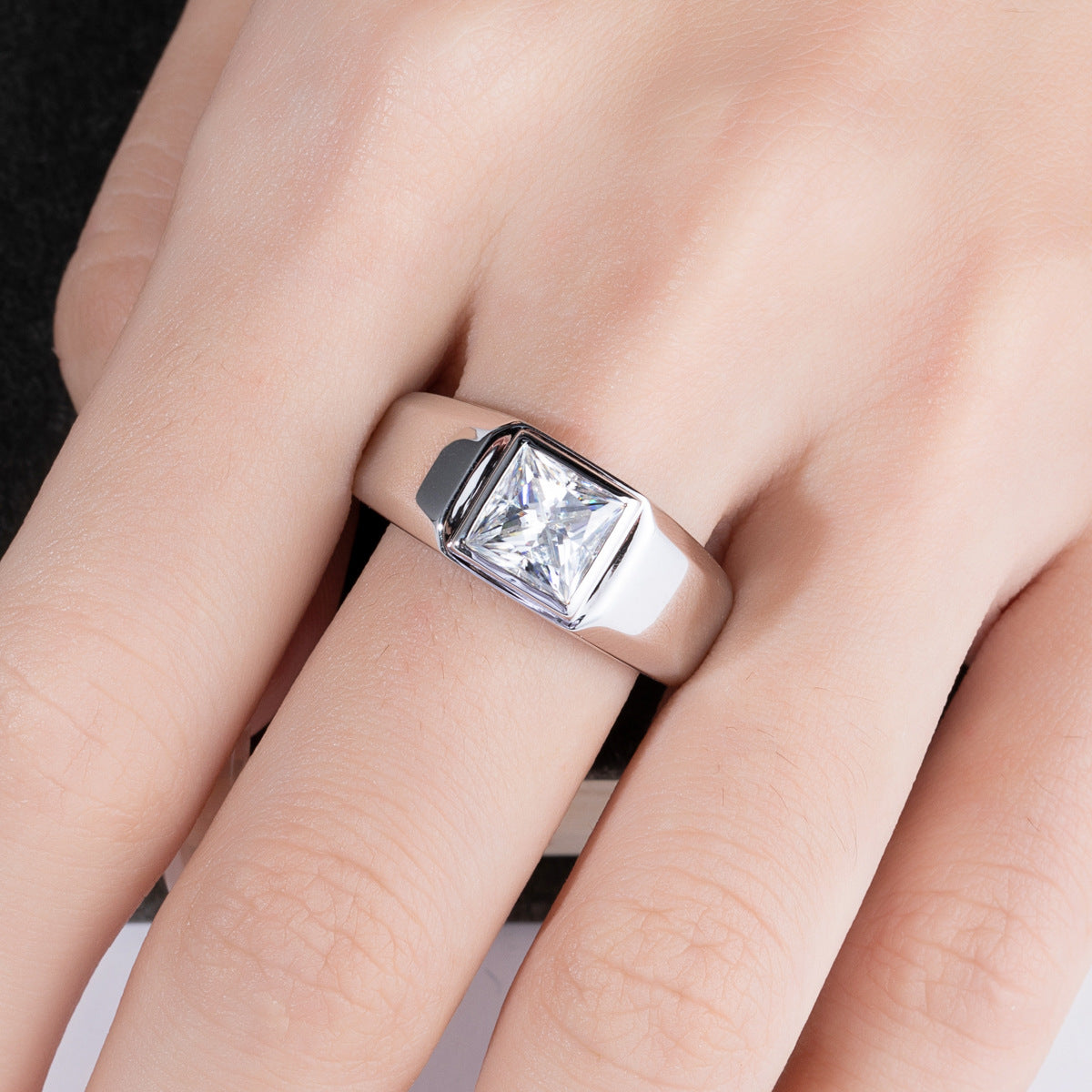 NHẪN MOISSANITE REGAL PRINCE – ĐƯỢC CHẾ TẠO BẠC STERLING VỚI ETERNAGOLD™